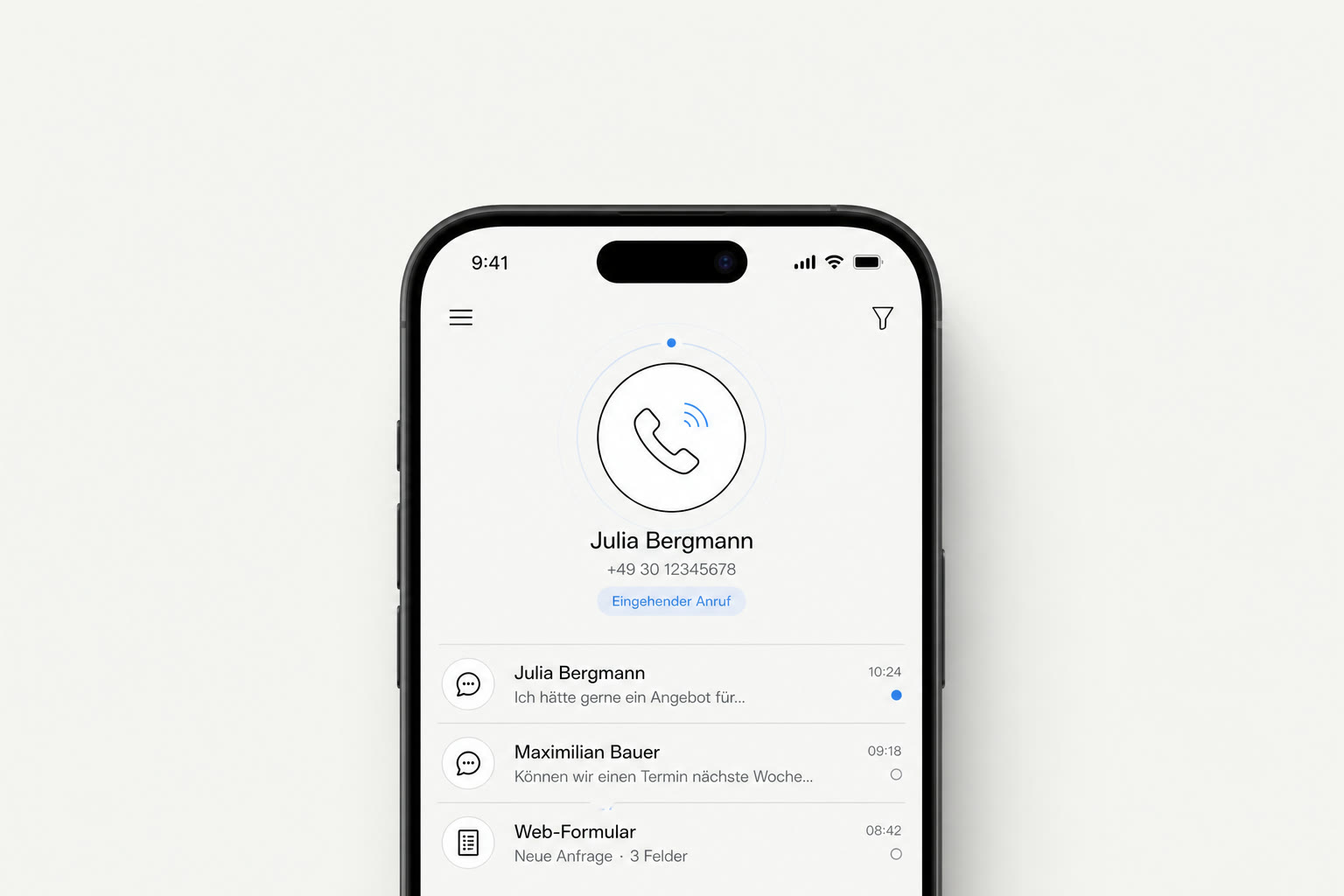 Smartphone zeigt einen eingehenden Anruf, Chats und ein neues Web-Formular in einer Inbox