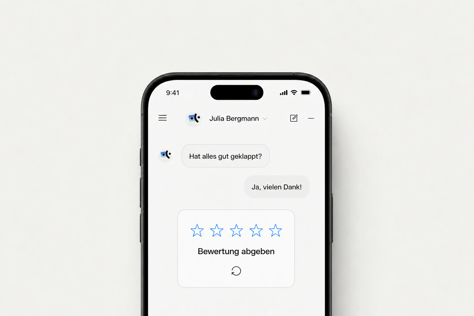 Smartphone zeigt einen Service-Chat und eine automatische Bewertungsanfrage
