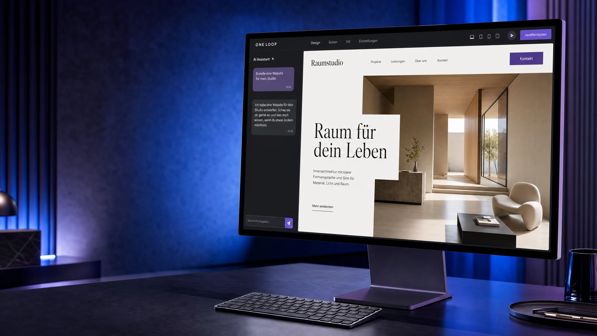 Computer mit KI-Chat und einer Architektur-Website im Entwurf, in blau-violettem Studiolicht