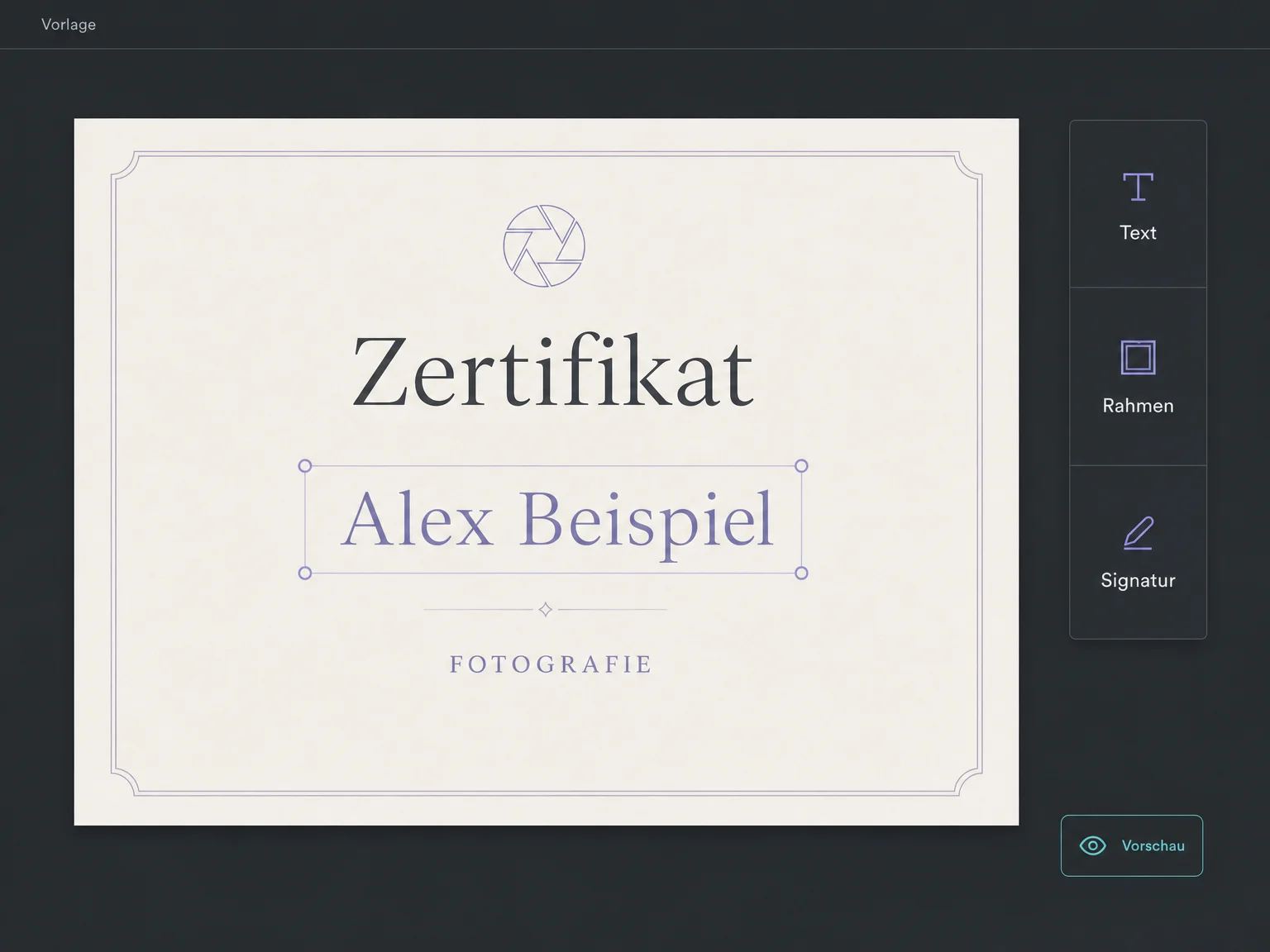 Im Zertifikatseditor ist eine Fotografie-Vorlage mit dem ausgewählten Empfängernamen Alex Beispiel zu sehen.