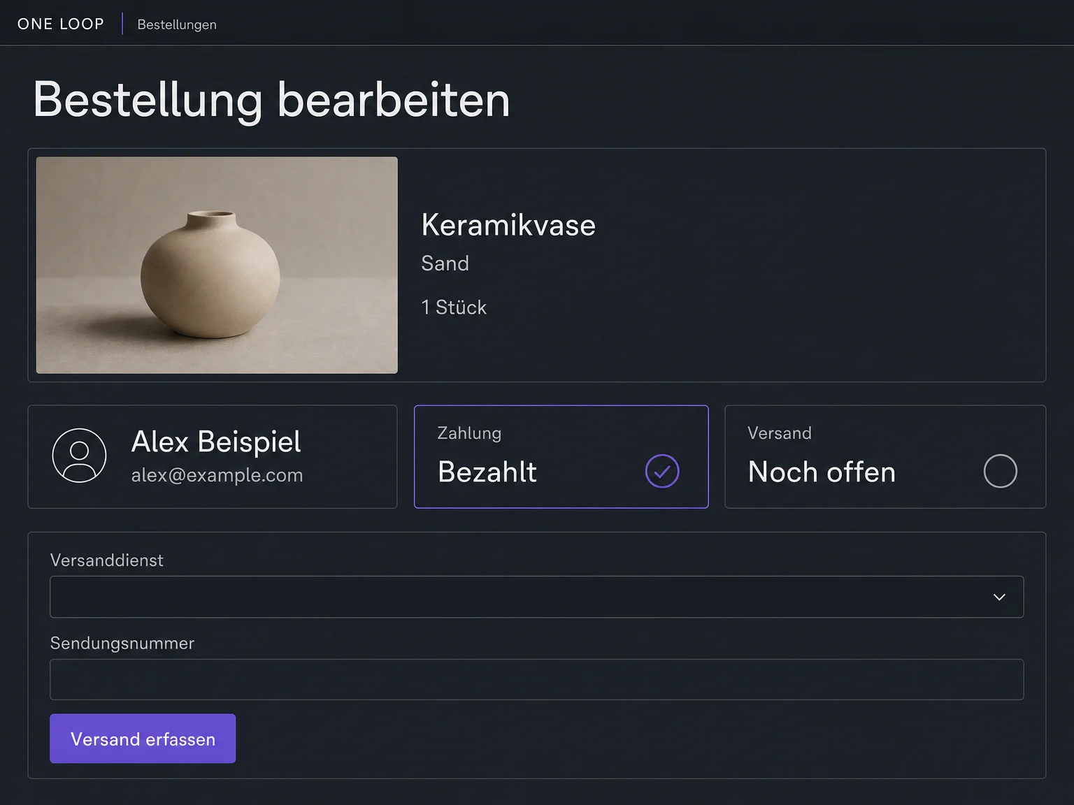 Die Beispielbestellung von Alex ist bezahlt, der Versand bleibt offen; Versanddienst und Sendungsnummer sind noch nicht eingetragen.