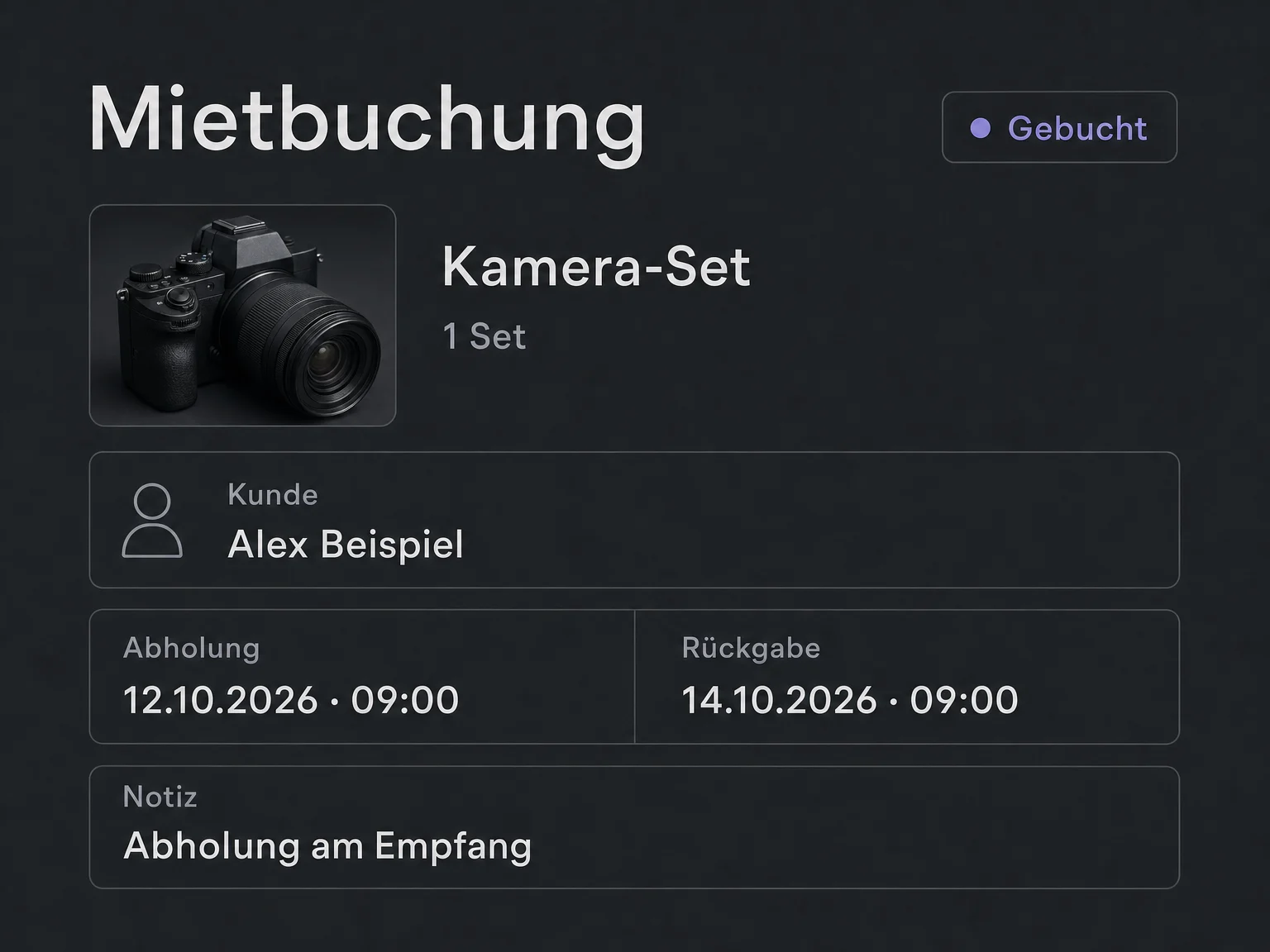 Beispiel einer gebuchten Vermietung: ein Kamera-Set für Alex Beispiel, Abholung am 12.10.2026 um 09:00 Uhr, Rückgabe am 14.10.2026 um 09:00 Uhr und interne Notiz zur Abholung am Empfang.