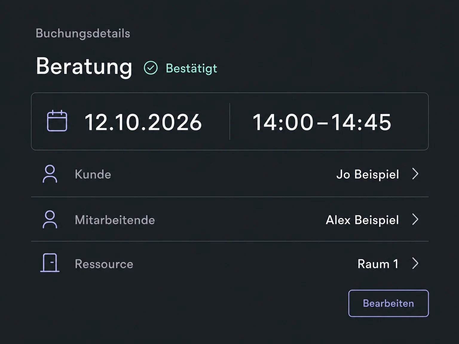 Beispiel einer bestätigten Beratung am 12.10.2026 von 14:00 bis 14:45 Uhr: Kunde Jo Beispiel, zuständige Person Alex Beispiel und Ressource Raum 1.