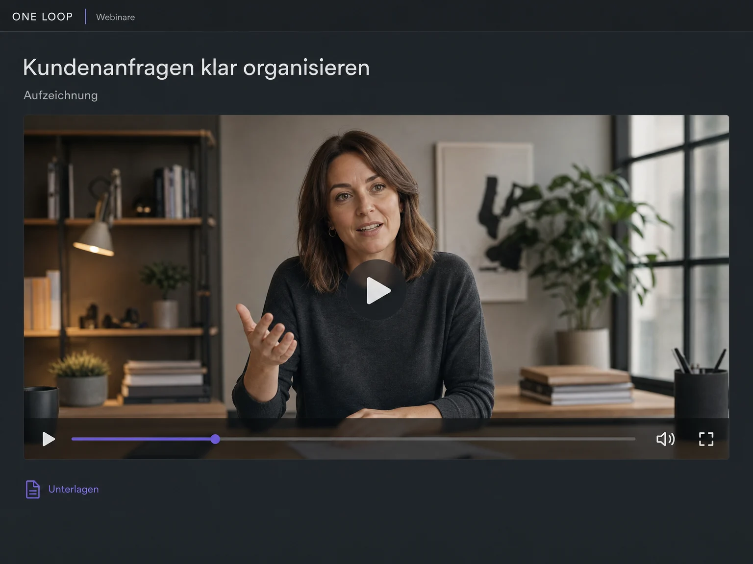 Die als Aufzeichnung bezeichnete Webinar-Wiedergabe ist pausiert und zeigt eine Referentin, Videosteuerung und einen Link zu Unterlagen.