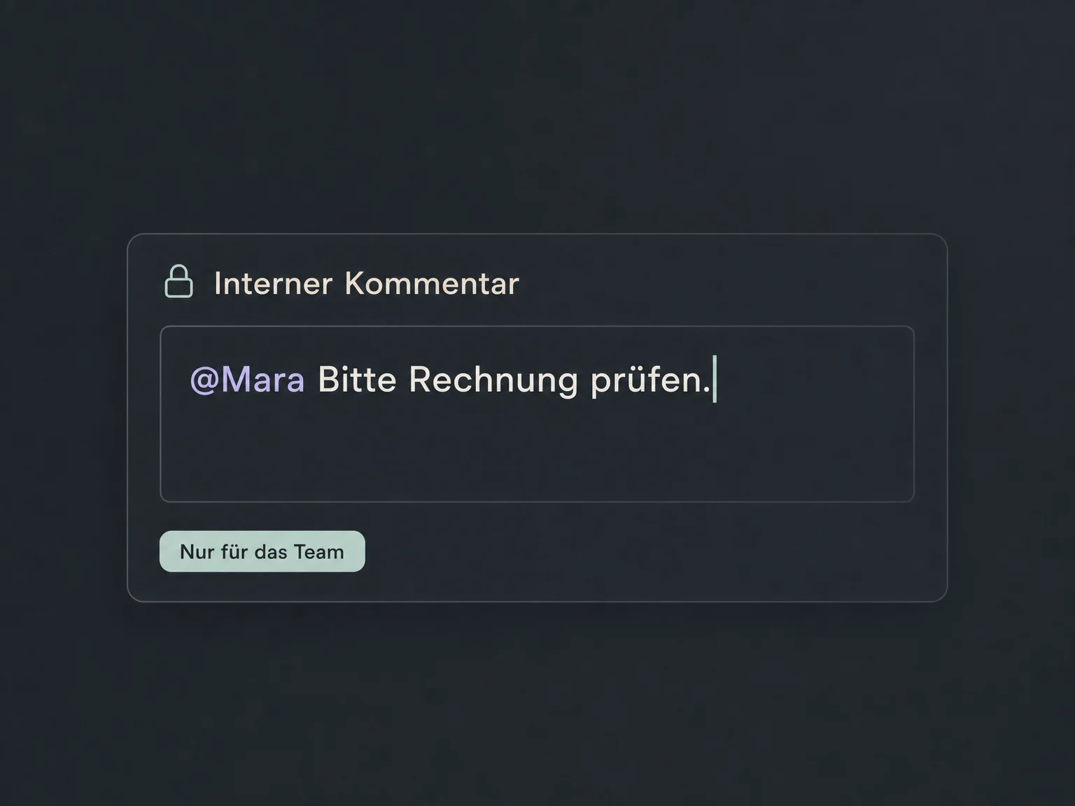 Ein ausdrücklich interner Kommentar bittet Mara, eine Rechnung zu prüfen.